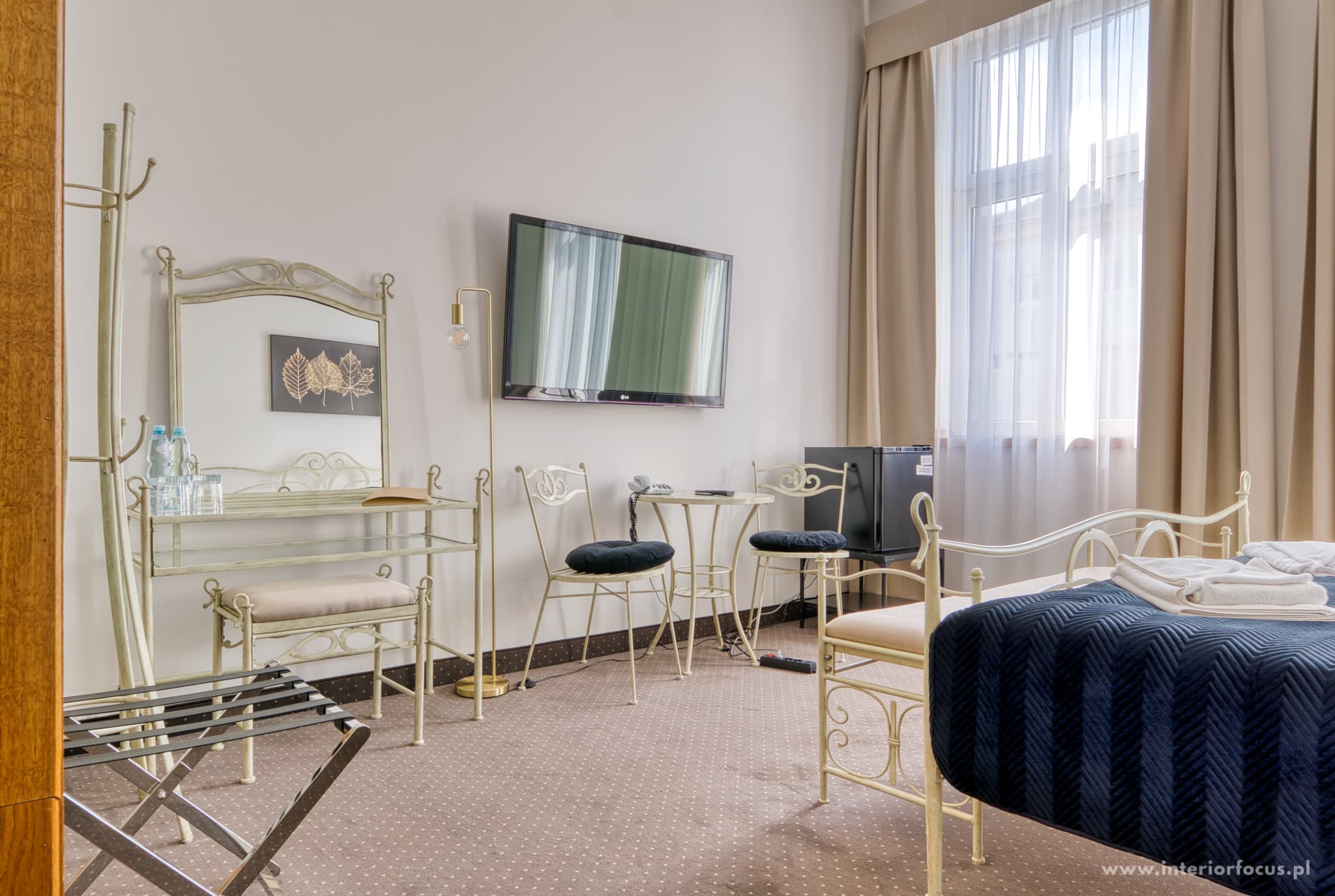 Pokój hotelowy z eleganckim wyposażeniem i strefą wypoczynku