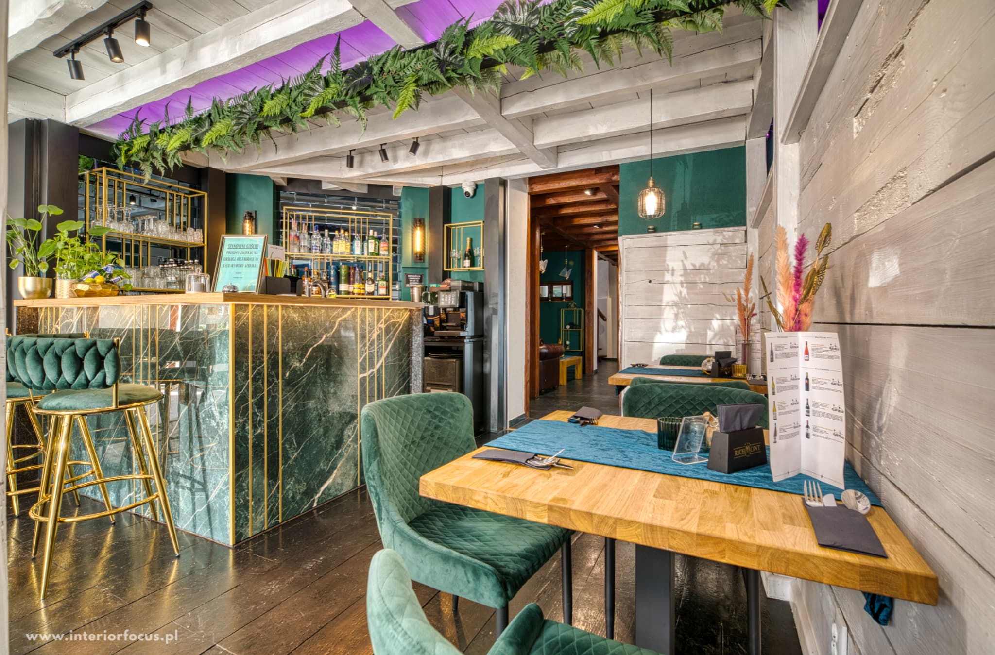 Bar Restauracji Antresola ze złotymi detalami
