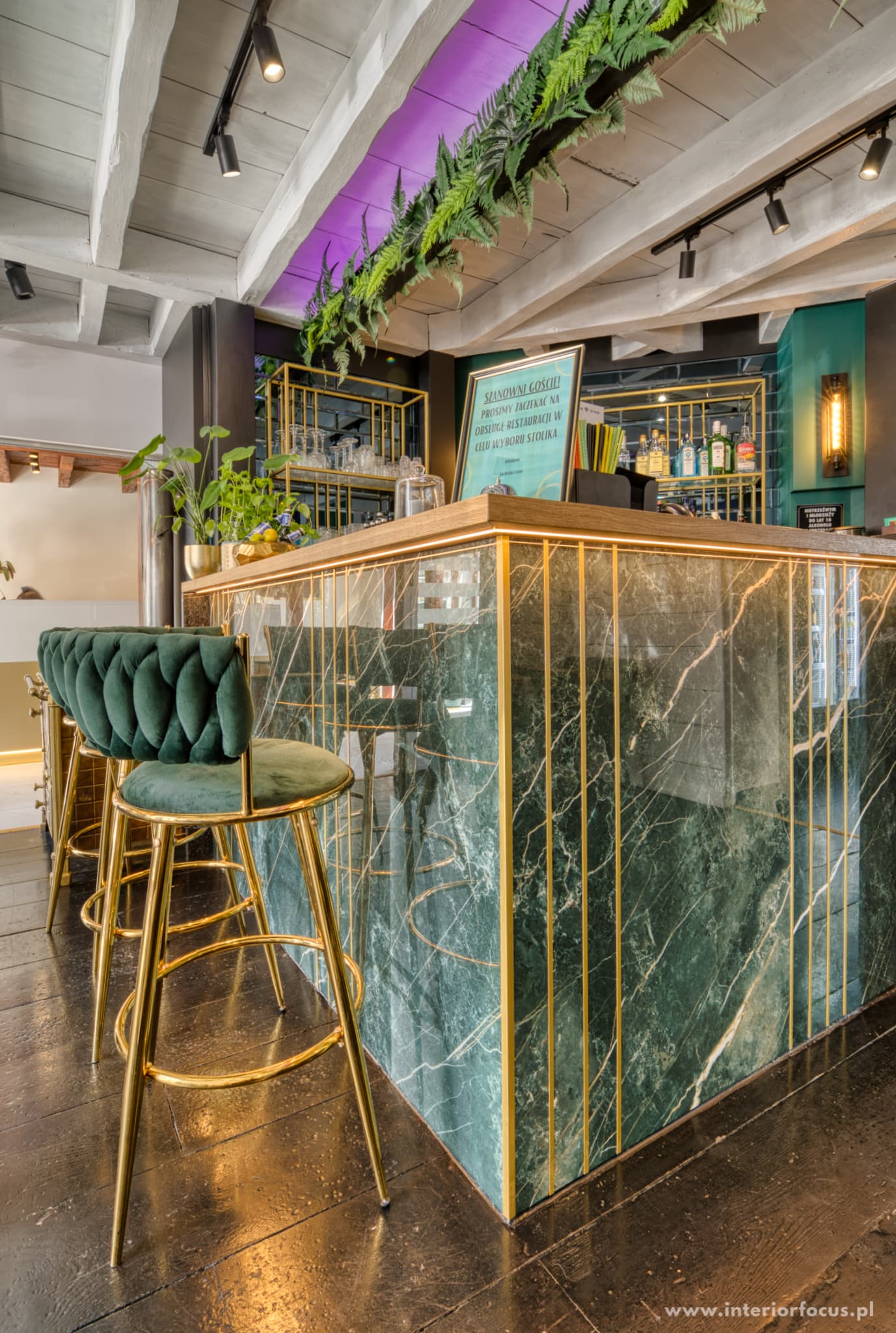 Bar hotelowy ze złotymi detalami